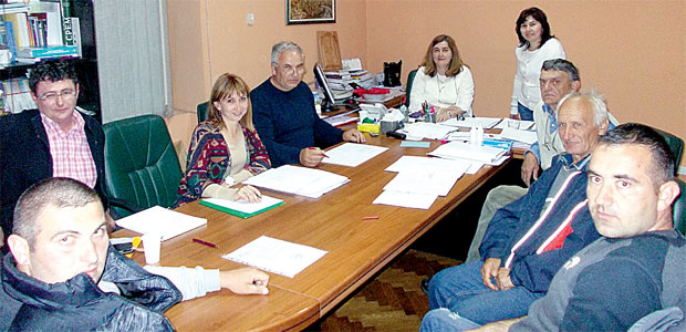 Напредњацима и нож и погача